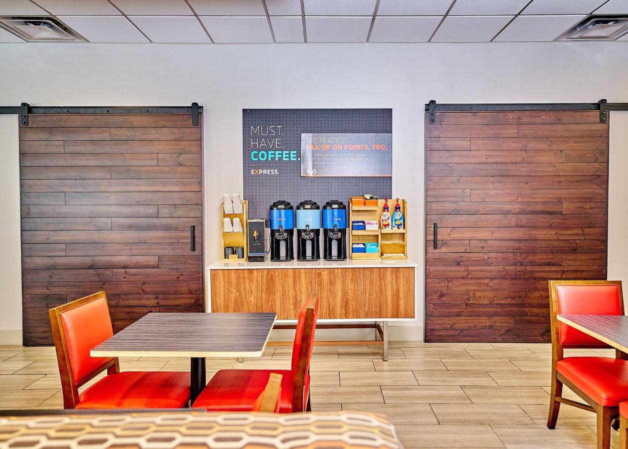 Holiday Inn Express Charleston-Civic Center By Ihg Esterno foto