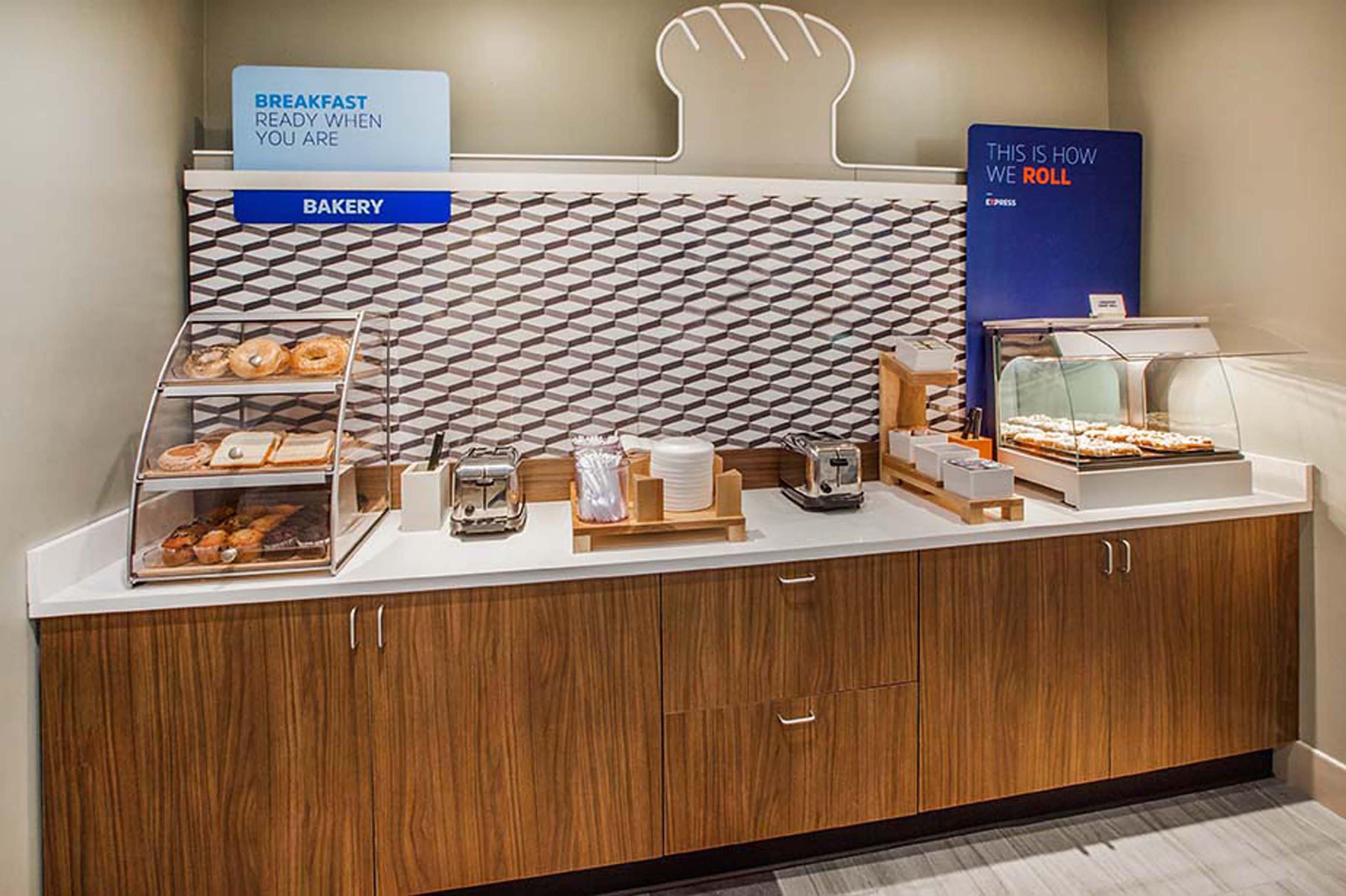 Holiday Inn Express Charleston-Civic Center By Ihg Esterno foto